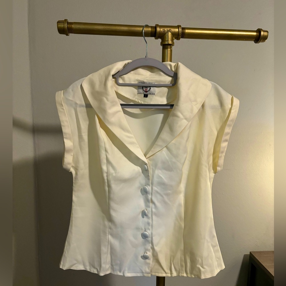 Ivory 1950’s academia button down. Small stain on back.